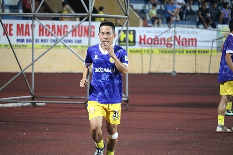 Cầu thủ lùn nhất V.League Vũ Thế Vương