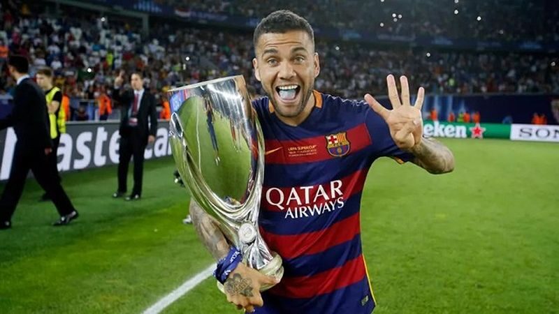Dani Alves với danh hiệu Supercup