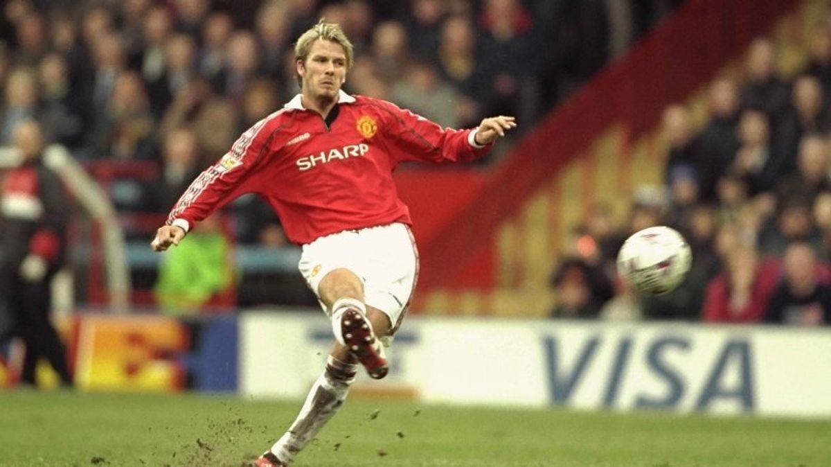 David Beckham thực hiện cú sút mạnh
