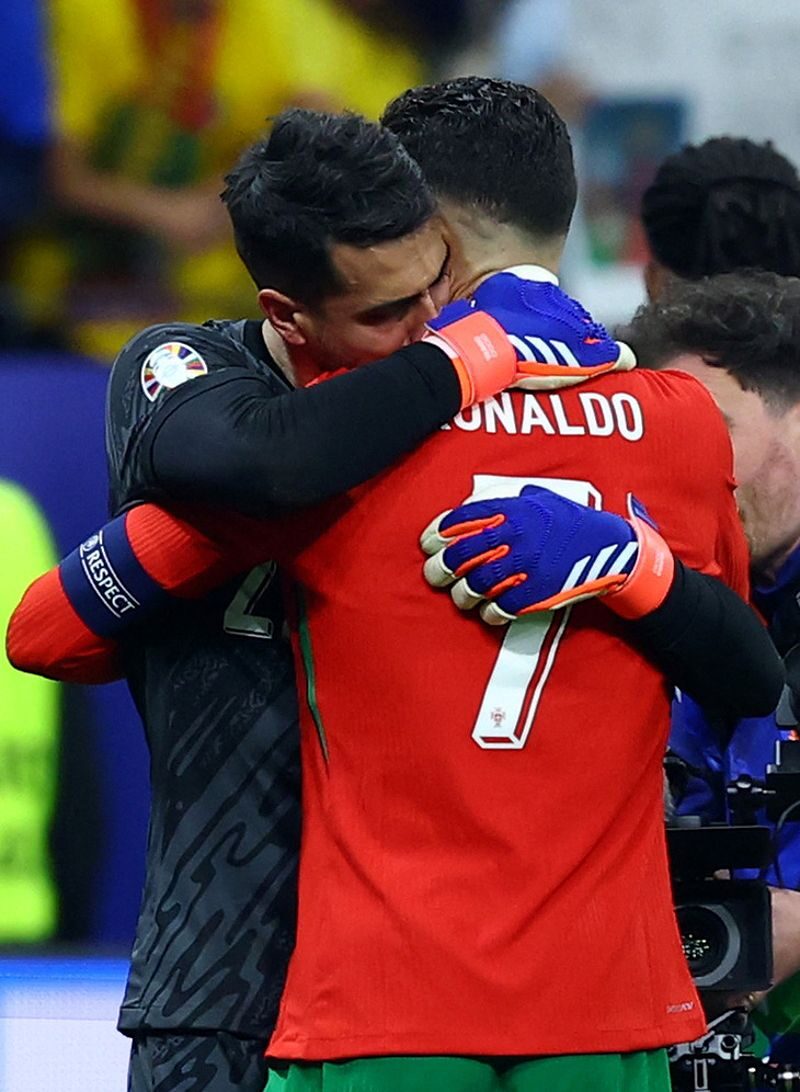 Diogo Costa giải cứu Ronaldo tại Euro 2024