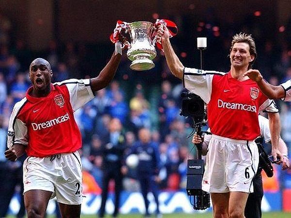 Tony Adams và Sol Campbell bên danh hiệu FA Cup năm 2002