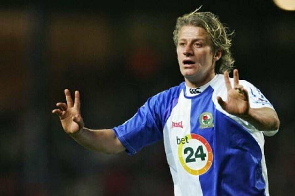 Tugay thực hiện cú sút mạnh